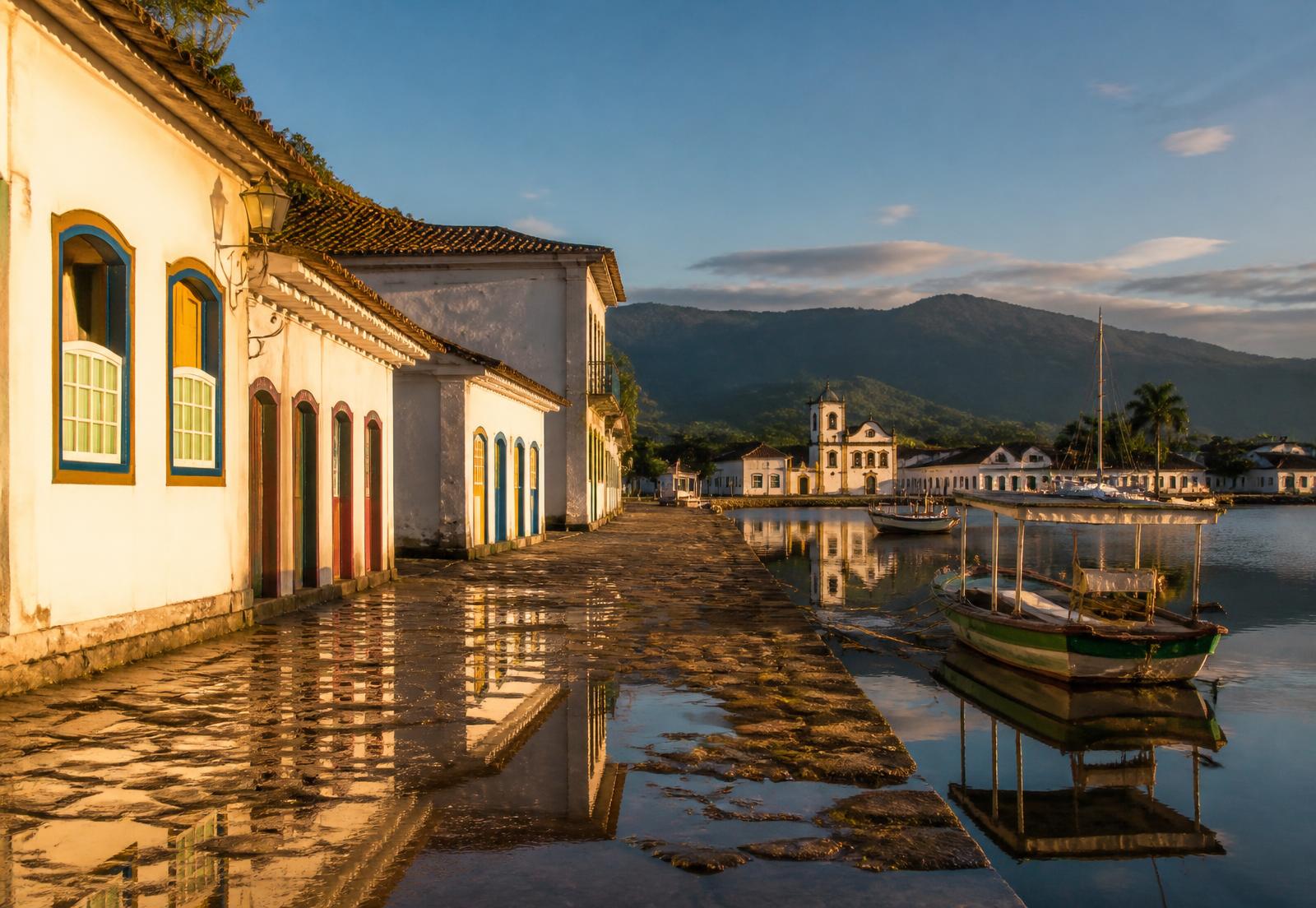 Centro histórico de Paraty e a baía da Costa Verde